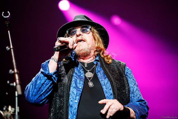 Joseph Williams der Gruppe Toto bei NIGHT OF THE PROMS 2023 in der SAP Arena Mannheim