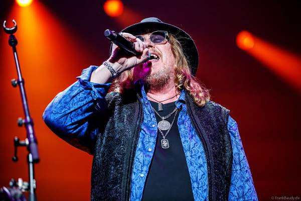 Joseph Williams der Gruppe Toto bei NIGHT OF THE PROMS 2023 in der SAP Arena Mannheim