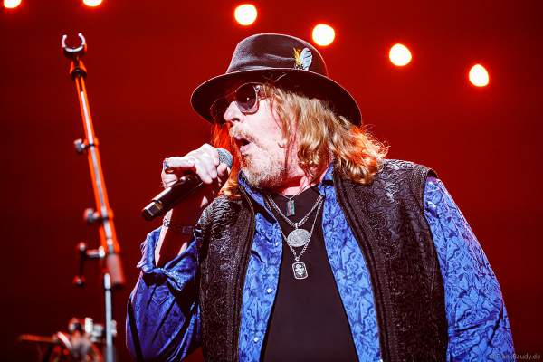 Joseph Williams der Gruppe Toto bei NIGHT OF THE PROMS 2023 in der SAP Arena Mannheim