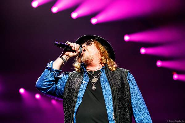 Joseph Williams der Gruppe Toto bei NIGHT OF THE PROMS 2023 in der SAP Arena Mannheim