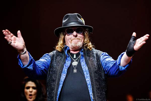 Joseph Williams der Gruppe Toto bei NIGHT OF THE PROMS 2023 in der SAP Arena Mannheim