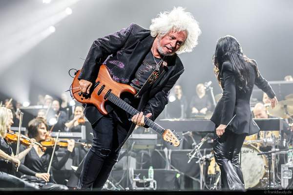 Steven-Lukather der Gruppe Toto bei NIGHT OF THE PROMS 2023 in der SAP Arena Mannheim