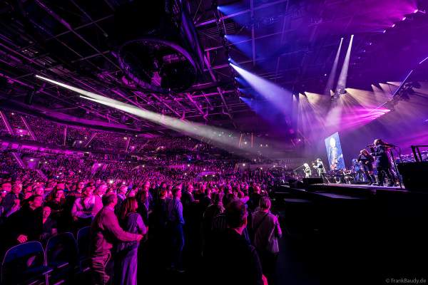 Die Band Toto mit Steve Lukather und Joseph Williams bei NIGHT OF THE PROMS 2023 in der SAP Arena Mannheim