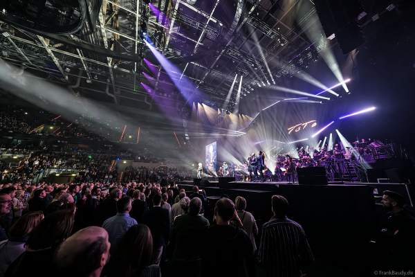 Die Band Toto mit Steve Lukather und Joseph Williams bei NIGHT OF THE PROMS 2023 in der SAP Arena Mannheim
