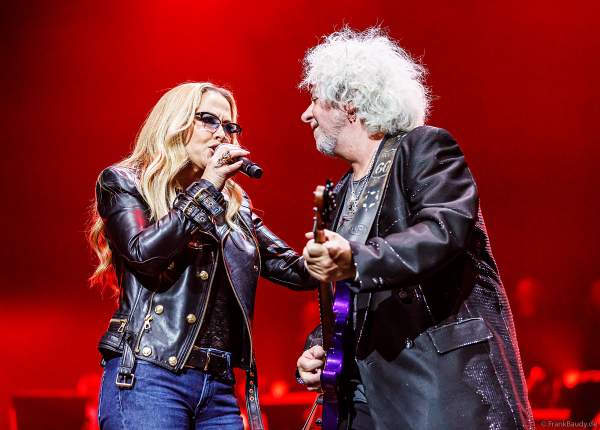 Die US-Sängerin Anastacia und Steven-Lukather-Toto bei NIGHT OF THE PROMS 2023 in der SAP Arena Mannheim