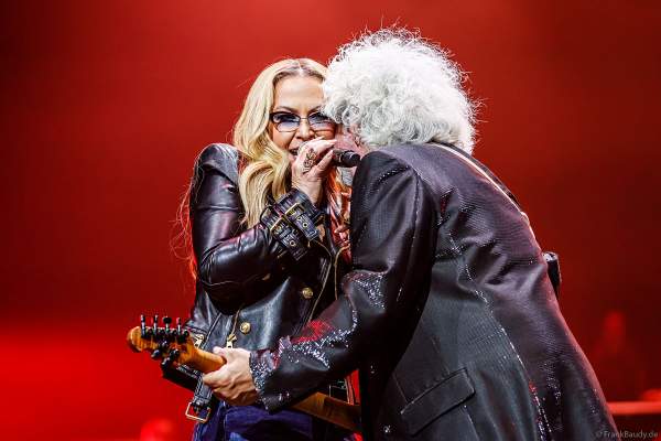 Die US-Sängerin Anastacia und Steven-Lukather-Toto bei NIGHT OF THE PROMS 2023 in der SAP Arena Mannheim