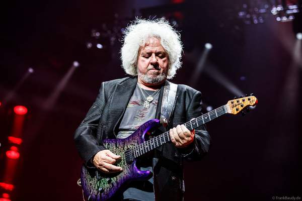 Steven-Lukather der Gruppe Toto  bei NIGHT OF THE PROMS 2023 in der SAP Arena Mannheim
