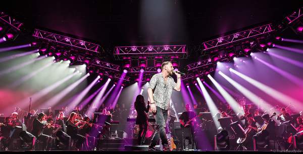 Der britische Singer-Songwriter James Morrison bei NIGHT OF THE PROMS 2023 in der SAP Arena Mannheim