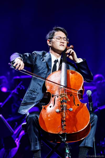 Der amerikanische Cellist Nathan Chan bei NIGHT OF THE PROMS 2023 in der SAP Arena Mannheim