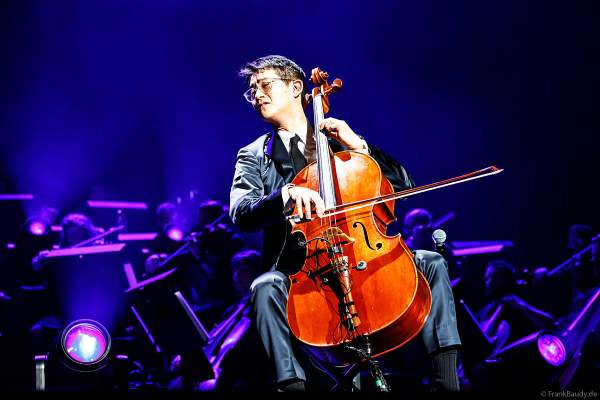 Der amerikanische Cellist Nathan Chan bei NIGHT OF THE PROMS 2023 in der SAP Arena Mannheim