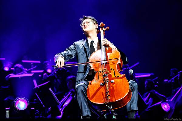 Der amerikanische Cellist Nathan Chan bei NIGHT OF THE PROMS 2023 in der SAP Arena Mannheim