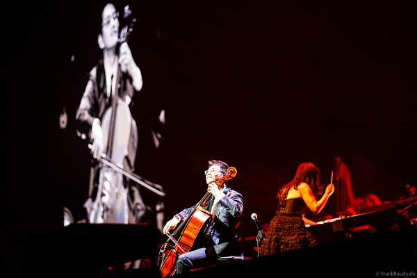 Der amerikanische Cellist Nathan Chan bei NIGHT OF THE PROMS 2023 in der SAP Arena Mannheim