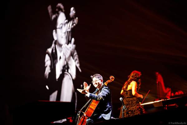 Der amerikanische Cellist Nathan Chan bei NIGHT OF THE PROMS 2023 in der SAP Arena Mannheim