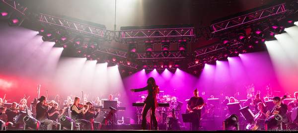 Alexandra Arrieche mit dem Antwerp Philharmonie Orchestra bei NIGHT OF THE PROMS 2023 in der SAP Arena Mannheim