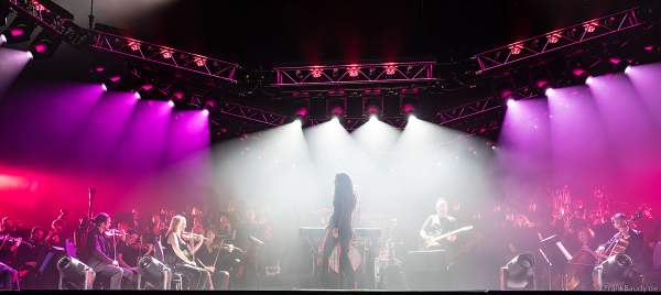 Alexandra Arrieche mit dem Antwerp Philharmonie Orchestra bei NIGHT OF THE PROMS 2023 in der SAP Arena Mannheim