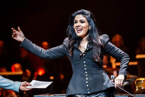 Alexandra Arrieche mit dem Antwerp Philharmonie Orchestra bei NIGHT OF THE PROMS 2023 in der SAP Arena Mannheim