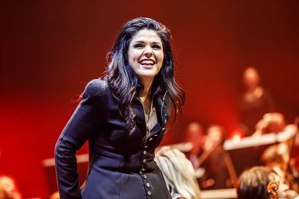Alexandra Arrieche mit dem Antwerp Philharmonie Orchestra bei NIGHT OF THE PROMS 2023 in der SAP Arena Mannheim