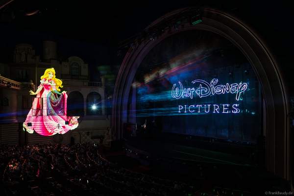 Weihnachtsshow "La Féerie des Eaux" 2023 im Pariser Kino LE GRAND REX zum 100-jährigen Jubiläum von Walt Disney mit einer phänomenalen Wassershow und dem neuen Film Wish