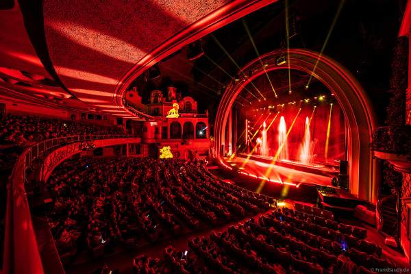 Weihnachtsshow "La Féerie des Eaux" 2023 im Pariser Kino LE GRAND REX zum 100-jährigen Jubiläum von Walt Disney mit einer phänomenalen Wassershow und dem neuen Film Wish