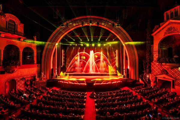 Weihnachtsshow "La Féerie des Eaux" 2023 im Pariser Kino LE GRAND REX zum 100-jährigen Jubiläum von Walt Disney mit einer phänomenalen Wassershow und dem neuen Film Wish