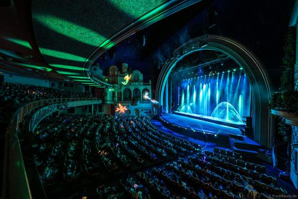 Weihnachtsshow "La Féerie des Eaux" 2023 im Pariser Kino LE GRAND REX zum 100-jährigen Jubiläum von Walt Disney mit einer phänomenalen Wassershow und dem neuen Film Wish