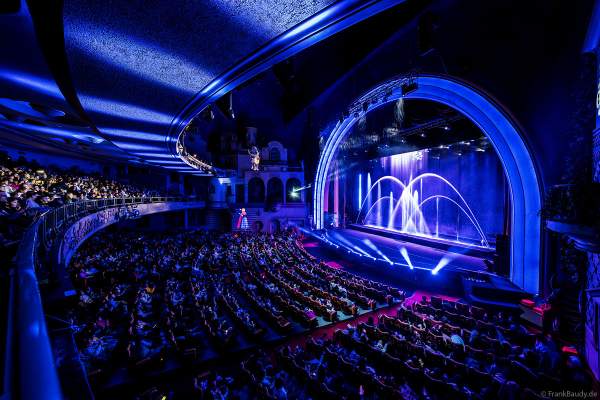 Weihnachtsshow "La Féerie des Eaux" 2023 im Pariser Kino LE GRAND REX zum 100-jährigen Jubiläum von Walt Disney mit einer phänomenalen Wassershow und dem neuen Film Wish