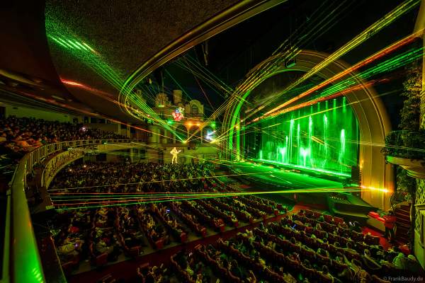 Weihnachtsshow "La Féerie des Eaux" 2023 im Pariser Kino LE GRAND REX zum 100-jährigen Jubiläum von Walt Disney mit einer phänomenalen Wassershow und dem neuen Film Wish