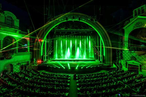 Weihnachtsshow "La Féerie des Eaux" 2023 im Pariser Kino LE GRAND REX zum 100-jährigen Jubiläum von Walt Disney mit einer phänomenalen Wassershow und dem neuen Film Wish