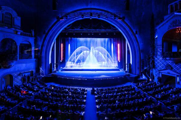 Weihnachtsshow "La Féerie des Eaux" 2023 im Pariser Kino LE GRAND REX zum 100-jährigen Jubiläum von Walt Disney mit einer phänomenalen Wassershow und dem neuen Film Wish