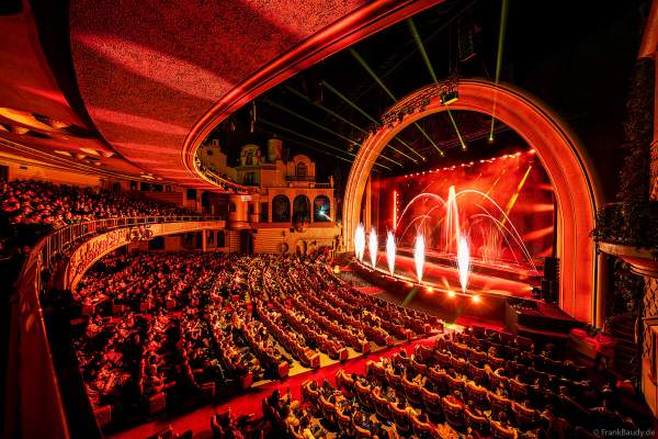 Weihnachtsshow "La Féerie des Eaux" 2023 im Pariser Kino LE GRAND REX zum 100-jährigen Jubiläum von Walt Disney mit einer phänomenalen Wassershow und dem neuen Film Wish