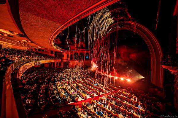 Weihnachtsshow "La Féerie des Eaux" 2023 im Pariser Kino LE GRAND REX zum 100-jährigen Jubiläum von Walt Disney mit einer phänomenalen Wassershow und dem neuen Film Wish