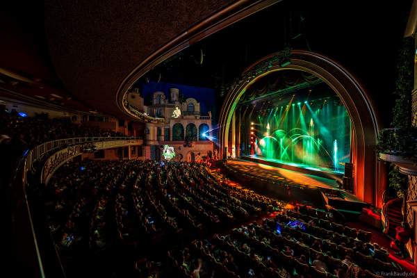Weihnachtsshow "La Féerie des Eaux" 2023 im Pariser Kino LE GRAND REX zum 100-jährigen Jubiläum von Walt Disney mit einer phänomenalen Wassershow und dem neuen Film Wish