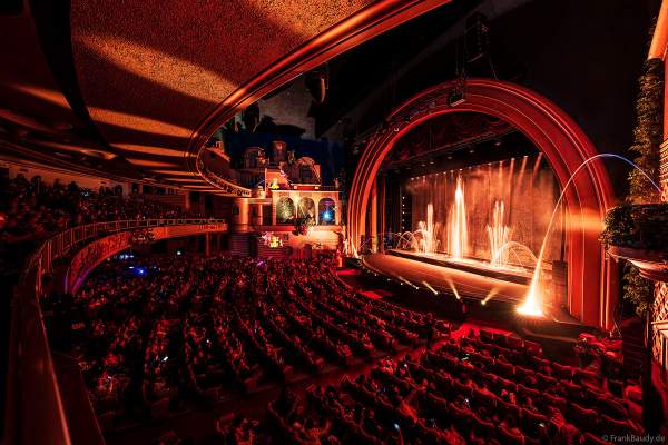 Weihnachtsshow "La Féerie des Eaux" 2023 im Pariser Kino LE GRAND REX zum 100-jährigen Jubiläum von Walt Disney mit einer phänomenalen Wassershow und dem neuen Film Wish