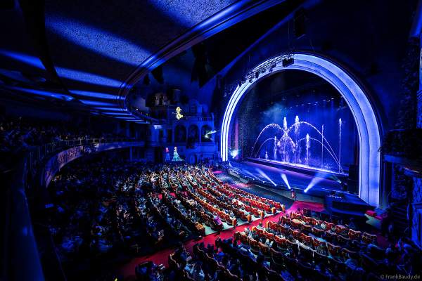 Weihnachtsshow "La Féerie des Eaux" 2023 im Pariser Kino LE GRAND REX zum 100-jährigen Jubiläum von Walt Disney mit einer phänomenalen Wassershow und dem neuen Film Wish