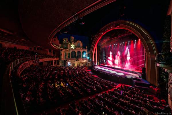 Weihnachtsshow "La Féerie des Eaux" 2023 im Pariser Kino LE GRAND REX zum 100-jährigen Jubiläum von Walt Disney mit einer phänomenalen Wassershow und dem neuen Film Wish