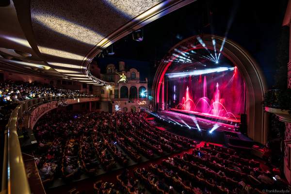 Weihnachtsshow "La Féerie des Eaux" 2023 im Pariser Kino LE GRAND REX zum 100-jährigen Jubiläum von Walt Disney mit einer phänomenalen Wassershow und dem neuen Film Wish