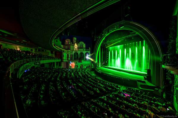 Weihnachtsshow "La Féerie des Eaux" 2023 im Pariser Kino LE GRAND REX zum 100-jährigen Jubiläum von Walt Disney mit einer phänomenalen Wassershow und dem neuen Film Wish