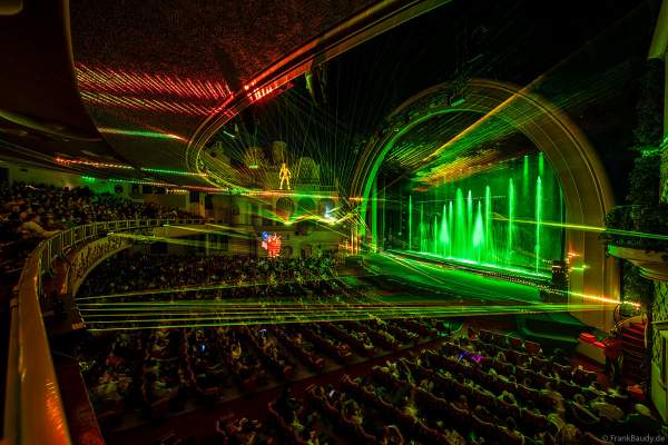 Weihnachtsshow "La Féerie des Eaux" 2023 im Pariser Kino LE GRAND REX zum 100-jährigen Jubiläum von Walt Disney mit einer phänomenalen Wassershow und dem neuen Film Wish