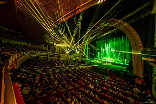 Weihnachtsshow "La Féerie des Eaux" 2023 im Pariser Kino LE GRAND REX zum 100-jährigen Jubiläum von Walt Disney mit einer phänomenalen Wassershow und dem neuen Film Wish