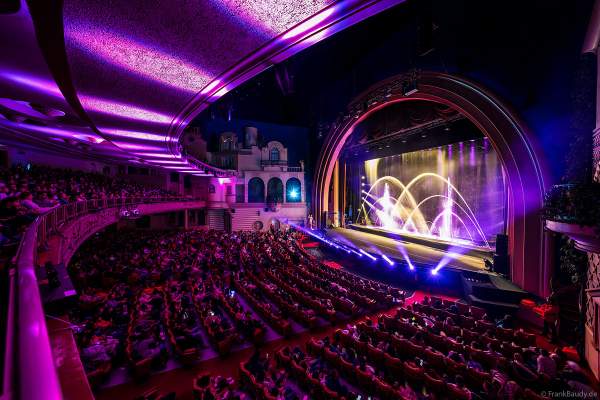Weihnachtsshow "La Féerie des Eaux" 2023 im Pariser Kino LE GRAND REX zum 100-jährigen Jubiläum von Walt Disney mit einer phänomenalen Wassershow und dem neuen Film Wish