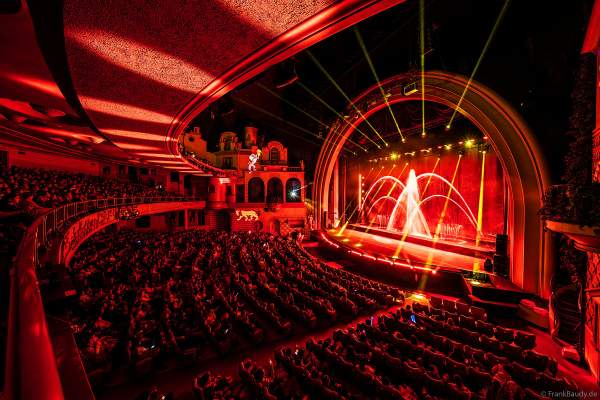 Weihnachtsshow "La Féerie des Eaux" 2023 im Pariser Kino LE GRAND REX zum 100-jährigen Jubiläum von Walt Disney mit einer phänomenalen Wassershow und dem neuen Film Wish