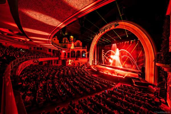 Weihnachtsshow "La Féerie des Eaux" 2023 im Pariser Kino LE GRAND REX zum 100-jährigen Jubiläum von Walt Disney mit einer phänomenalen Wassershow und dem neuen Film Wish