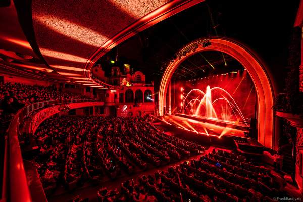 Weihnachtsshow "La Féerie des Eaux" 2023 im Pariser Kino LE GRAND REX zum 100-jährigen Jubiläum von Walt Disney mit einer phänomenalen Wassershow und dem neuen Film Wish