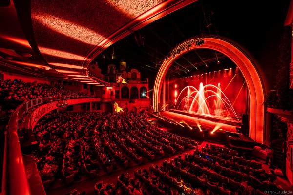 Weihnachtsshow "La Féerie des Eaux" 2023 im Pariser Kino LE GRAND REX zum 100-jährigen Jubiläum von Walt Disney mit einer phänomenalen Wassershow und dem neuen Film Wish