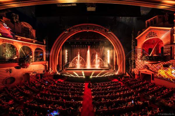 Weihnachtsshow "La Féerie des Eaux" 2023 im Pariser Kino LE GRAND REX zum 100-jährigen Jubiläum von Walt Disney mit einer phänomenalen Wassershow und dem neuen Film Wish