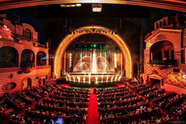 Weihnachtsshow "La Féerie des Eaux" 2023 im Pariser Kino LE GRAND REX zum 100-jährigen Jubiläum von Walt Disney mit einer phänomenalen Wassershow und dem neuen Film Wish