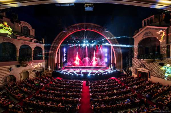 Weihnachtsshow "La Féerie des Eaux" 2023 im Pariser Kino LE GRAND REX zum 100-jährigen Jubiläum von Walt Disney mit einer phänomenalen Wassershow und dem neuen Film Wish