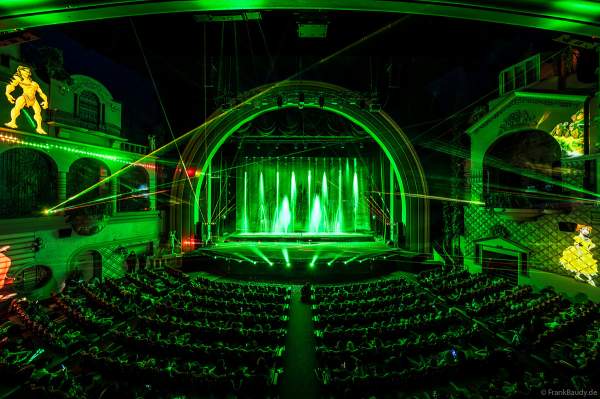 Weihnachtsshow "La Féerie des Eaux" 2023 im Pariser Kino LE GRAND REX zum 100-jährigen Jubiläum von Walt Disney mit einer phänomenalen Wassershow und dem neuen Film Wish