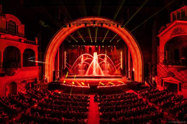 Weihnachtsshow "La Féerie des Eaux" 2023 im Pariser Kino LE GRAND REX zum 100-jährigen Jubiläum von Walt Disney mit einer phänomenalen Wassershow und dem neuen Film Wish