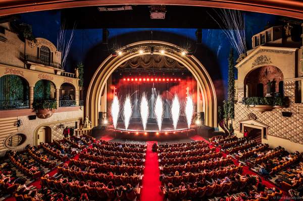 Weihnachtsshow "La Féerie des Eaux" 2023 im Pariser Kino LE GRAND REX zum 100-jährigen Jubiläum von Walt Disney mit einer phänomenalen Wassershow und dem neuen Film Wish
